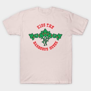 KISS THE BARBEQUE QUEEN - Mistletoe - Christmas T-Shirt